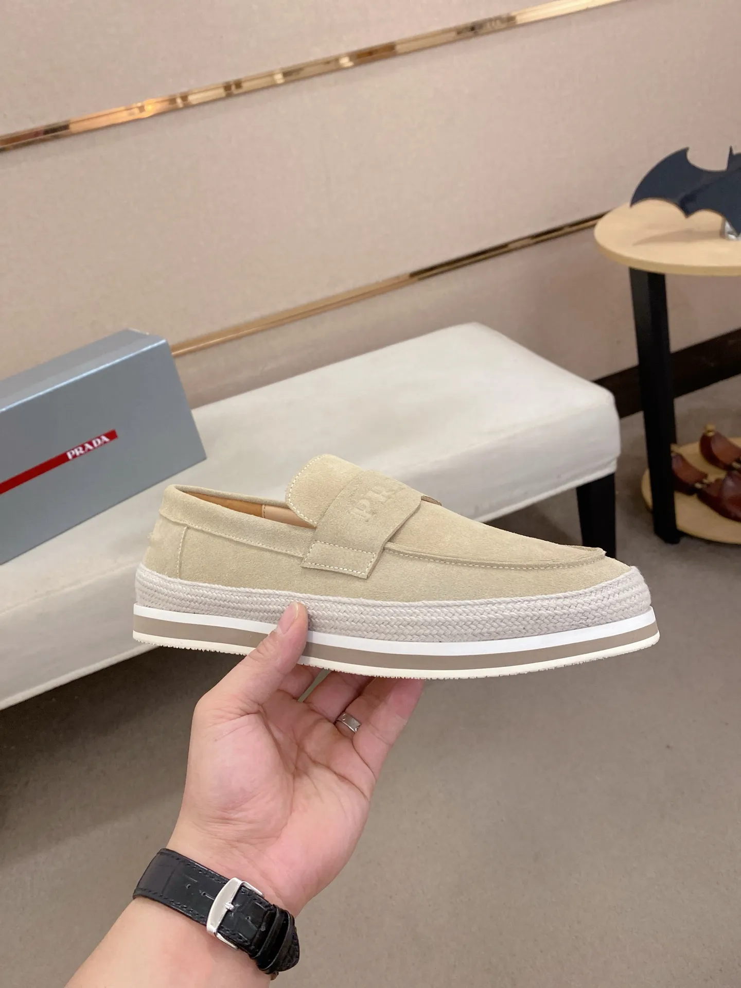 Men's shoes 💰 480💰 ✔️✔️✔️Top high version High-quality new PRADA (Prada) counters are launched at the same time. The new men's shoes and 😘fabrics are purely handmade in Niujing. Lining: Full cowhide lining. 👍🏿High-end☄️Open-molded non-slip rubber outsole, exquisite lines, simple and elegant, comfortable and high-end for leisure travel. Code number: 38-44. Can be customized45